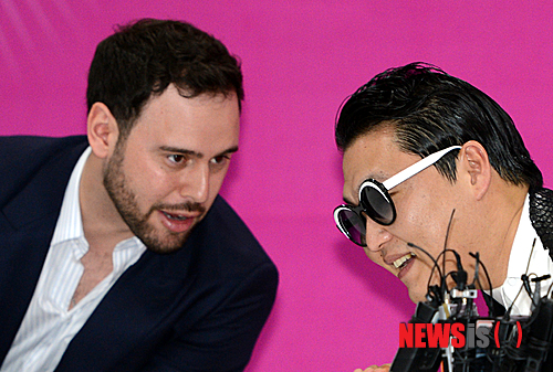 【서울=뉴시스】조성봉 기자= 가수 싸이가 13일 오후 서울 마포구 상암동 월드컵 경기장에서 열린 '해프닝' 콘서트 기자회견에 참석해 기획가 스쿠터 브라운가 귀엣말을 나누고 있다.&nbsp; suncho21@newsis.com