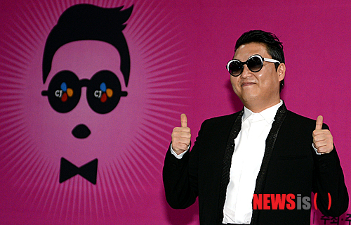 【서울=뉴시스】조성봉 기자= 가수 싸이가 13일 오후 서울 마포구 상암동 월드컵 경기장에서 열린 '해프닝' 콘서트 기자회견에 참석해 포토타임을 갖고 있다.&nbsp; suncho21@newsis.com