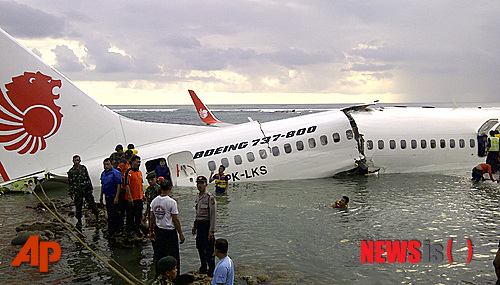 【발리=AP/뉴시스】13일 인도네시아 국가구조팀이 제공한 사진으로, 발리섬 항공기 추락사고 현장에서 구조 대원들이 구조 작업을 진행하고 있다. 이날 인도네시아 저가항공사 라이언에어 소속 항공기 한 대가 발리 공항 활주로에서 벗어나면서 바다에 빠지는 사고가 발생했고 다행히도 항공기에 탑승했던 승객과 승무원 108명 전원이 구조됐지만 45명이 다친 것으로 확인됐다.