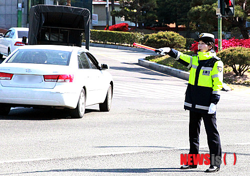 【부산=뉴시스】하경민 기자 = 부산지방경찰청(청장 신용선)은 지난 1월 부산시내 주요 교차로에 교통 수신호를 전문적으로 숙련한 여성 경찰관 5명을 15일부터 제2기 수신호 전문 여경 15명을 교통량이 많은 교차로에 재배치한다고 밝혔다. (사진=부산경찰청 제공)&nbsp; yulnetphoto@newsis.com