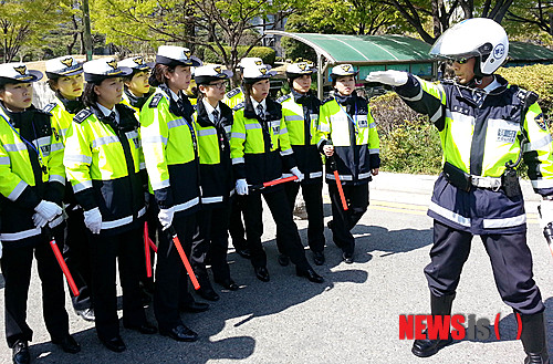【부산=뉴시스】하경민 기자 = 부산지방경찰청(청장 신용선)은 지난 1월 부산시내 주요 교차로에 교통 수신호를 전문적으로 숙련한 여성 경찰관 5명을 15일부터 제2기 수신호 전문 여경 15명을 교통량이 많은 교차로에 재배치한다고 밝혔다. 사진은 수신호 전문 여경 교육모습. (사진=부산경찰청 제공)&nbsp; yulnetphoto@newsis.com