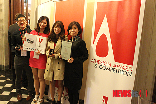 【울산=뉴시스】고은희 기자 = UNIST(울산과기대, 총장 조무제)는 15일 디자인및인간공학부 소속 학생팀(팀명 S Cube Design Lab)이 국제 디자인 공모전(A'DESIGN AWARD & COMPETITION)에서 은상(A'DESIGN AWARD SILVER)을 받았다고 15일 밝혔다. 사진 왼쪽에서부터 김영훈 최은영 전성은 학생과 정선희 지도교수이다. (사진=UNIST 제공)&nbsp; photo@newsis.com&nbsp; 