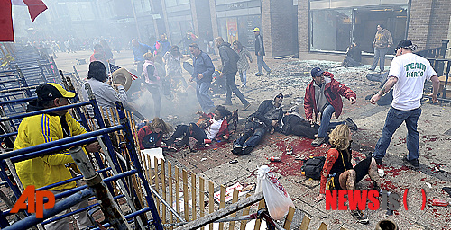 【보스턴=AP/뉴시스】연쇄 폭탄테러로 다친 사람들과 부서진 건물의 잔해들이 15일(현지시간) 미국 매사추세츠주(州) 보스턴에 있는 보스턴마라톤대회 결승선 인근 보도에 흩어져 있다.