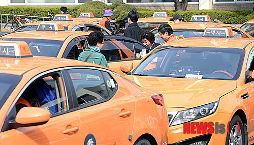 【서울=뉴시스】서재훈 기자 = 16일 오전 서울 구로구청 앞에서 택시기사들로 구성된 '구로구 나들이 봉사단'이 거동이 불편한 어르신들을 위해 따뜻한 봄맞이 나들이 겸 봉사활동에 나서고 있다. '구로구 나들이 봉사단'은 거동이 불편한 어르신들을 대상으로 외출시 택시로 이동을 도와드리는 택시기사들의 재능기부 봉사단체로 관내 9개 법인택시 회사와 자원봉사자 50여명으로 구성됐다. jhseo@newsis.com