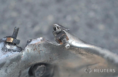 【보스턴=로이터/뉴시스】보스턴 공동테러대책팀(JTTF)이 16일 제공한, 현장 감식 요원이 촬영한 사진으로 폭발물 폭파 장치로 추정되는 물건을 보여주고 있다. 연방수사국(FBI)은 전날 보스턴 마라톤 테러에 사용된 폭발물은 못과 볼베어링 등이 담긴 '압력솥 폭탄'이라고 밝혔다.