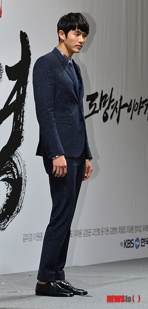 【서울=뉴시스】조종원 기자 = 17일 오후 서울 강남구 논현동 임피리얼 팰리스 서울에서 열린 KBS 2TV 수목드라마 '천명' 제작발표회에서 배우 임슬옹이 포토타임을 갖고 있다. KBS 2TV 수목드라마 '천명'은 인종독살음모에 휘말려 도망자가 된 내의원 의관 최원의 불치병 딸을 살리기 위한 사투를 그린 작품. choswat@newsis.com