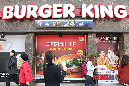 【서울=뉴시스헬스/뉴시스】 최근 버거킹은 자사 홈페이지를 통해 오는 29일부터 음료 리필 서비스가 중단됨을 공지, 소비자들의 불만이 커지고 있다. 임나영 기자 iny16@newsishealth.com