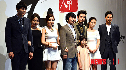 【서울=뉴시스】조종원 기자 = 17일 오후 서울 강남구 논현동 임피리얼 팰리스 서울에서 열린 KBS 2TV 수목드라마 '천명' 제작발표회에서 배우 임슬옹, 박지영, 윤진이, 이진서 감독, 배우 이동욱, 송지효, 송종호가 포토타임을 갖고 있다. KBS 2TV 수목드라마 '천명'은 인종독살음모에 휘말려 도망자가 된 내의원 의관 최원의 불치병 딸을 살리기 위한 사투를 그린 작품. choswat@newsis.com