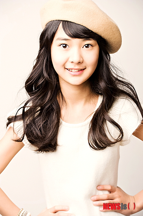 【서울=뉴시스】유상우 기자 = 탤런트 김새론(13)과 이영유(15)가 MBC TV 새 수목드라마 ‘여왕의 교실’(극본 김원석·연출 이동윤)에 합류했다. ‘여왕의 교실’은 6학년 3반을 지배하는 교사 ‘마여진’(고현정)과 그녀에게 대항하는 학생들 간의 에피소드를 전하는 드라마다. 1년여에 걸친 투쟁을 통해 성장하는 학생들의 모습을 보여준다. 김새론은 각종 경시대회에서 1등을 놓쳐본 적 없는 모범생 ‘김서현’으로 나온다. 친구들과 어울려 놀기보다는 책 읽기를 좋아하는 새침데기 책벌레다. 자존심이 강해 자신이 생각하기에 옳지 않은 행동을 하는 마 선생에게 항의하는 것을 겁내지 않는다. 하지만 과거의 상처 탓에 트라우마가 있다. 이영유는 MBC TV 일일시트콤 ‘볼수록 애교만점’ 이후 2년 만에 TV에 출연한다. 부잣집의 늦둥이 외동딸 ‘고나리’ 역을 맡았다. 부모가 과보호하며 키운 탓에 어디서나 주인공이 돼야 직성이 풀린다. ‘심하나’(김향기)와 유치원 때부터 단짝으로 6학년이 돼 오랜만에 같은 반이 된다. ‘남자가 사랑할 때’ 후속으로 6월 방송된다. swryu@newsis.com