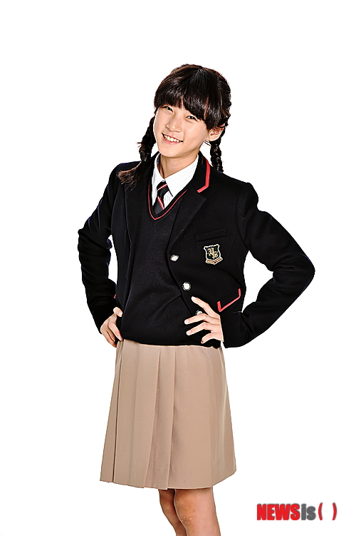 【서울=뉴시스】유상우 기자 = 탤런트 김새론(13)과 이영유(15)가 MBC TV 새 수목드라마 ‘여왕의 교실’(극본 김원석·연출 이동윤)에 합류했다. ‘여왕의 교실’은 6학년 3반을 지배하는 교사 ‘마여진’(고현정)과 그녀에게 대항하는 학생들 간의 에피소드를 전하는 드라마다. 1년여에 걸친 투쟁을 통해 성장하는 학생들의 모습을 보여준다. 김새론은 각종 경시대회에서 1등을 놓쳐본 적 없는 모범생 ‘김서현’으로 나온다. 친구들과 어울려 놀기보다는 책 읽기를 좋아하는 새침데기 책벌레다. 자존심이 강해 자신이 생각하기에 옳지 않은 행동을 하는 마 선생에게 항의하는 것을 겁내지 않는다. 하지만 과거의 상처 탓에 트라우마가 있다. 이영유는 MBC TV 일일시트콤 ‘볼수록 애교만점’ 이후 2년 만에 TV에 출연한다. 부잣집의 늦둥이 외동딸 ‘고나리’ 역을 맡았다. 부모가 과보호하며 키운 탓에 어디서나 주인공이 돼야 직성이 풀린다. ‘심하나’(김향기)와 유치원 때부터 단짝으로 6학년이 돼 오랜만에 같은 반이 된다. ‘남자가 사랑할 때’ 후속으로 6월 방송된다. swryu@newsis.com