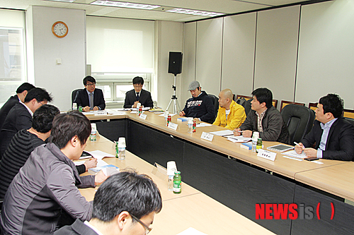 【서울=뉴시스】박영주 기자 = 방송통신심의위원회(위원장 박만)는 17일 서울 목동 방송회관에서 인터넷방송 사업자들과 함께 ‘인터넷방송 건전화를 위한 협력회의’를 개최했다. 아프리카TV, 라이브스타, 윙크TV, 팝콘TV 등 주요 인터넷방송 책임자들이 참석했다. 방통심의위는 실시간 인터넷방송을 통해 유통되고 있는 불법·유해정보 현황과 문제점, 규제 법령 등을 설명했다. 방통심의위는 일부 개인 인터넷방송을 중심으로 ▲심야시간 뿐만 아니라 낮 시간대에도 여성 BJ(방송진행자)가 유료 아이템을 요구하며 가슴 등을 노출하는 선정적 방송 ▲청소년 접근제한 없이 성행위를 적나라하게 묘사하는 성인 에로영화 상영 ▲‘개××’, ‘씨×’, ‘×까’ 등 과도한 욕설 및 비속어를 사용하는 방송 등이 유통되고 있음을 확인했다. 방통심의위는 이러한 문제점의 개선을 위해 사업자의 자체 모니터링 강화, 이용자 신고시스템 개선, ‘청소년접근제한’ 등 불법·유해정보 유통방지를 위한 기술적 조치 등을 마련해 줄 것을 요청했다. 방통심의위는 자율규제 활성화 방안이 실효성을 가질 수 있도록 ‘방통심의위-인터넷방송사업자’ 간 협력관계를 구축해 나갈 계획이다. gogogirl@newsis.com