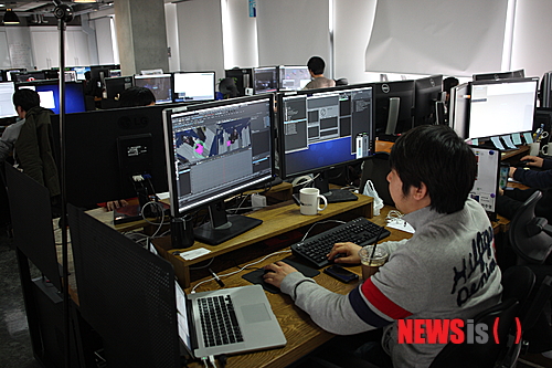 【파주=뉴시스】김정환 기자 = 314만명을 들인 ‘오! 브라더스’(2003), 622만명을 모은 ‘미녀는 괴로워’(2006), 848만명을 앉힌 ‘국가대표’(2009) 등 히트작 제조기의 4년만의 신작, 순제작비만 225억원인 블록버스터, 3D 촬영, 중국이 제작비 25%를 투자, 중국 동시개봉(5000개관) 등 스포츠 휴먼 ‘미스터 고’는 기대요인으로 차고 넘친다.&nbsp; ace@newsis.com