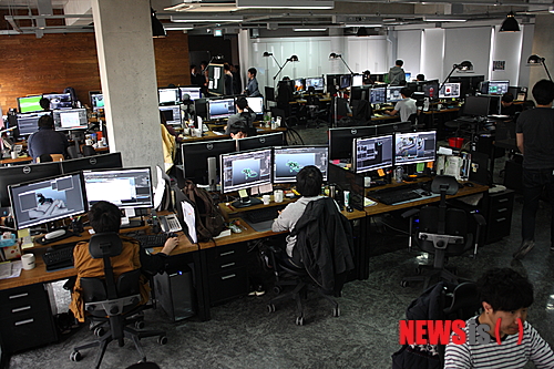 【파주=뉴시스】김정환 기자 = 314만명을 들인 ‘오! 브라더스’(2003), 622만명을 모은 ‘미녀는 괴로워’(2006), 848만명을 앉힌 ‘국가대표’(2009) 등 히트작 제조기의 4년만의 신작, 순제작비만 225억원인 블록버스터, 3D 촬영, 중국이 제작비 25%를 투자, 중국 동시개봉(5000개관) 등 스포츠 휴먼 ‘미스터 고’는 기대요인으로 차고 넘친다.&nbsp; ace@newsis.com