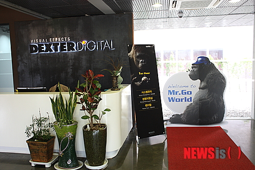 【파주=뉴시스】김정환 기자 = 314만명을 들인 ‘오! 브라더스’(2003), 622만명을 모은 ‘미녀는 괴로워’(2006), 848만명을 앉힌 ‘국가대표’(2009) 등 히트작 제조기의 4년만의 신작, 순제작비만 225억원인 블록버스터, 3D 촬영, 중국이 제작비 25%를 투자, 중국 동시개봉(5000개관) 등 스포츠 휴먼 ‘미스터 고’는 기대요인으로 차고 넘친다.&nbsp; ace@newsis.com