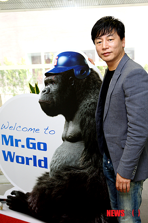 【파주=뉴시스】김정환 기자 = 314만명을 들인 ‘오! 브라더스’(2003), 622만명을 모은 ‘미녀는 괴로워’(2006), 848만명을 앉힌 ‘국가대표’(2009) 등 히트작 제조기의 4년만의 신작, 순제작비만 225억원인 블록버스터, 3D 촬영, 중국이 제작비 25%를 투자, 중국 동시개봉(5000개관) 등 스포츠 휴먼 ‘미스터 고’는 기대요인으로 차고 넘친다.&nbsp; ace@newsis.com