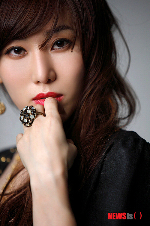 【서울=뉴시스】이재훈 기자 = 팝페라가수 이사벨(Yisabel)이 부른 MBC TV 드라마 '구가의 서' OST '마이 에덴(My Eden)'이 국제적으로 주목받고 있다.&nbsp; 특히 "김연아가 이 놀라운 곡과 공연하는 것을 보고싶다. 감정을 얼마나 자극할 수 있을지 상상할 수 없다"(I want to see Kim Yuna performing this amaging song. Can't imagine how touching and spectacular it would be)라는 반응이 인상적이다.&nbsp; 더욱이 '구가의 서' 주인공인 이승기(26)가 2010년 피겨스타 김연아(23)와 듀엣으로 '스마일 보이'를 노래한 모습이 겹치며 묘한 연상 작용을 불러 일으키고 있다.&nbsp; '구가의 서'는 방송 전부터 필리핀, 홍콩, 캄보디아 등지에 MBC TV 드라마 '해를 품은 달' 수준으로 판매됐다. 이 역시 해외팬들의 반응을 일찍부터 이끌어내는 배경으로 작용했다.&nbsp; 이사벨의 소속사인 퓨리팬ENT는 "해외팬들의 열렬한 반응으로 이사벨의 해외 진출이 조심스레 점쳐진다"면서 "팝페라 장르는 한국보다는 미국이나 영국, 유럽과 일본 등지에서 더 큰 시장을 구축했으므로 기대가 크다"고 전했다.&nbsp; realpaper7@newsis.com&nbsp; 