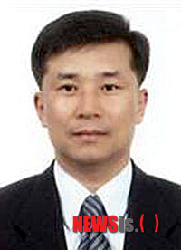 【전주=뉴시스】김운협 기자 = 18일 전주대학교는 소방안전공학과 최충석 교수가 대전 목원대 테크노과학관에서 열린 한국화재소방학회 정기총회에서 올해의 화재소방학술상을 수상했다고 밝혔다. (사진=전주대학교 제공)&nbsp; photo@newsis.com