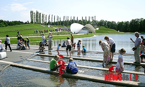 【순천=뉴시스】송창헌 기자 = 제61차 국제원예생산자협회(AIPH) 총회에서 개최도시로 선정된 이후 장장 4년을 준비해온 순천만국제정원박람회가 '지구의 정원(Garden of the Earth) 순천만'을 주제로 19일 개막, 6개월 간의 대장정에 돌입했다.&nbsp; 사진은 2012년 열린 '꽃의 나라' 네덜란드 벤로박람회 장면. (사진=순천만정원박람회 조직위 제공)&nbsp; goodchang@newsis.com