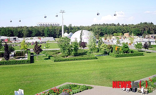 【순천=뉴시스】송창헌 기자 = 제61차 국제원예생산자협회(AIPH) 총회에서 개최도시로 선정된 이후 장장 4년을 준비해온 순천만국제정원박람회가 '지구의 정원(Garden of the Earth) 순천만'을 주제로 19일 개막, 6개월 간의 대장정에 돌입했다.&nbsp; 사진은 2012년 열린 '꽃의 나라' 네덜란드 벤로박람회 장면. (사진=순천만정원박람회 조직위 제공)&nbsp; goodchang@newsis.com