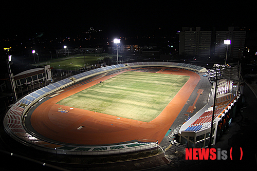 【사천=뉴시스】문병기 기자 =오는 26일부터 29일까지 경남 사천에서 개최되는 제52회 경남도민체전의 개회식 및 주경기장으로 사용될 삼천포공설운동장이 19일 준공됐다. 총 7000여석 규모의 주경기장과 실내체육관, 실내수영장 및 주변생활체육시설(축구장, 테니스장, 족구장, 농구장) 등을 갖추고 있다.(사진=사천시 제공)&nbsp; photo@newsis.com 