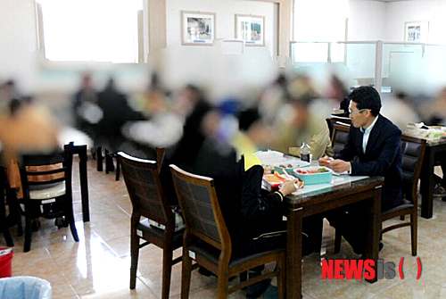 【춘천=뉴시스】이다솜 기자 = 18일 법무부 신촌정보통신학교 면회실에서 위탁소년, 보호자, 담임교사가 함께 한 가운데 서로를 이해하고 공감하는 자리인 '하모니' 행사를 진행하고 있다. (사진=신촌정보학교 제공)&nbsp;&nbsp; westory21@newsis.com