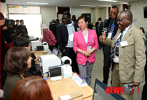 【서울=뉴시스】조성봉 기자= 콩고선거관리위원회 관계자들이 19일 오후 서울 노원구 상계 3,4동 주민센터에 마련된 부재자 투표소를 방문, 한국의 선거 시스템에 대한 선관위 관계자의 설명을 듣고 엄지 손가락을 치켜 올리고 있다.&nbsp; suncho21@newsis.com 