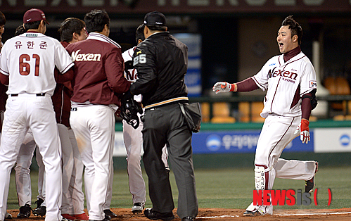 【서울=뉴시스】김인철 기자 = 19일 오후 서울 목동야구장에서 열린 2013 한국야쿠르트 세븐 프로야구 넥센 히어로즈와 NC 다이노스의 경기에서 넥센 박병호가 9회말 무사 상황 끝내기 홈런을 날리고 환호하며 그라운드를 돌고 있다.【서울=뉴시스】김인철 기자 = 19일 오후 서울 목동야구장에서 열린 2013 한국야쿠르트 세븐 프로야구 넥센 히어로즈와 NC 다이노스의 경기에서 넥센 박병호가 9회말 무사 상황 끝내기 홈런을 날리고 동료선수들의 축하를 받으며 홈을 밟고 있다.&nbsp; yatoya@newsis.com&nbsp; yatoya@newsis.com
