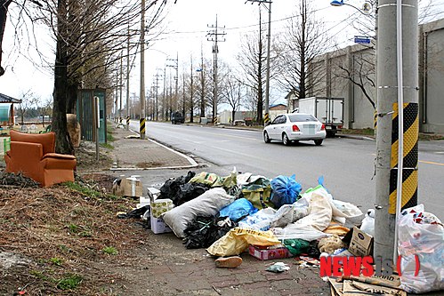 【강릉=뉴시스】김경목 기자 = 20일 오후 강원 강릉시 월호평동 공군 제18전투비행단 방면 인도에 쓰레기가 방치돼 공군 장병 면회객들의 눈살을 찌푸리게 하고 있다.&nbsp; photo31@newsis.com 