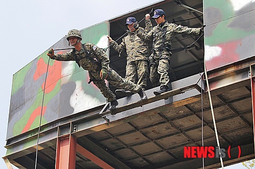 【증평=뉴시스】강신욱 기자 = 21일 충북 증평군 13공수여단에서 열린 충남·북과 대전지역 특전예비군 입영훈련에서 한 특전예비군이 헬기레펠 강하 자세를 취하고 있다. (사진=육군 37사단 제공)&nbsp;&nbsp; photo@newsis.com 