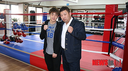 엘리트 출신의 지도자와 최신의 시설 ‘포천스타복싱클럽’ 【포천=뉴시스】이종구 기자 = 배우 이시영의 효과로 제2의 부흥을 노리는 복싱. 경기도 포천 송우리에 남녀 누구나 복싱을 배우며 체력을 향상할 수 있는 복싱 체육관이 문을 열었다.