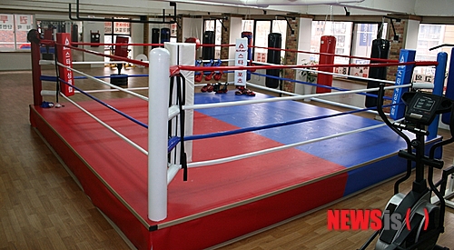 엘리트 출신의 지도자와 최신의 시설 ‘포천스타복싱클럽’ 【포천=뉴시스】이종구 기자 = 배우 이시영의 효과로 제2의 부흥을 노리는 복싱. 경기도 포천 송우리에 남녀 누구나 복싱을 배우며 체력을 향상할 수 있는 복싱 체육관이 문을 열었다.