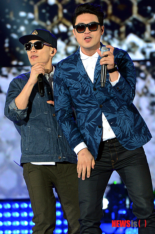 【서울=뉴시스】조성봉 기자= 21일 오후 서울 송파구 올림픽 체조경기장에서 열린 ‘K-POP 컬렉션 인 서울’ 행사에 참석한 다이나믹듀오가 오프닝쇼를 하고 있다.&nbsp; suncho21@newsis.com