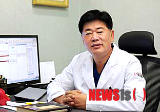 【전주=뉴시스】권철암 기자 = 22일 전북 전주 베아트리체 여성병원 두재균 대표원장(사진)은 포토나사의 '인티마 레이저'를 도입해 본격적인 치료 및 성형에 들어갔다고 밝혔다. 이 장비는 수술 없이 레이저로 여성의 요실금 치료와 질 성형을 동시에 할 수 있다. 두 원장은 산부인과 전문의면서 전 전북대학교 총장을 역임한 바 있다.&nbsp;&nbsp; cheol@newsis.com