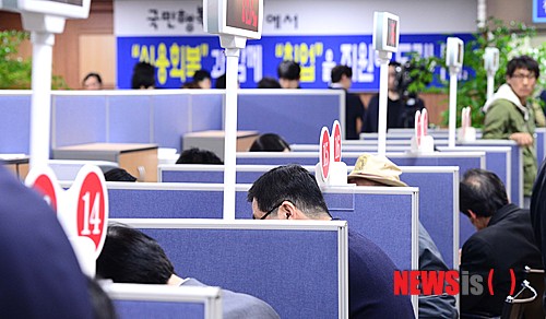 【서울=뉴시스】전신 기자 = 22일 오전 서울 강남구 한국자산관리공사에서 시민들이 국민행복기금 채무조정신청 가접수를 하고 있다.&nbsp; photo1006@newsis.com