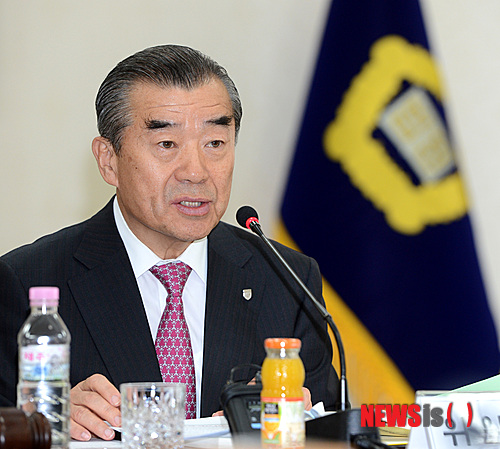 【서울=뉴시스】고범준 기자 = 이기수 양형위원장이 22일 오후 서울 서초구 대법원 회의실에서 열린 제48차 양형위원회 전체회의에서 모두발언을 하고 있다. bjko@newsis.com