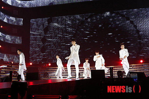 【도쿄=뉴시스】오제일 기자 = 그룹 '2PM'이 일본 팬들 앞에서 인기를 증명했다.&nbsp; 2PM이 21일 일본 도쿄돔에서 펼친 단독 콘서트 '레전드 오브 2PM(Legend of 2PM)'에는 5만5000명이 운집했다.&nbsp;&nbsp; 30여곡을 3시간30여분이라는 동안 선보였지만 지친 기색 하나 없이 '짐승돌'이라는 것을 증명했다. 자신들에게 '목표'이자 '꿈'이었던 '도쿄돔' 무대를 부지런히 뛰어다녔다.&nbsp; 무대를 가리고 있던 커다란 하얀 천막이 떨어지면서 포문이 열렸다. '더 레전드(The Legend)'로 공연을 본격적으로 시작한 2PM은 '마스커레이드'(Masquerade)'의 카리스마 있는 가면 댄스로 5만5000명 팬을 압도했다. '너에게 미쳤었다' '브레이크스루(Breakthrough)' '핫(HOT)'의 무대 뒤 암전된 도쿄돔은 팬들의 야광봉으로 빛났다.&nbsp; 이어 일본어로 본인들을 소개한 2PM은 현지팬들과 농담을 주고받는 등 능숙한 일본어를 뽐냈다. 팬들은 멤버 이름이 호명될 때마다 큰 함성으로 응원했고 2PM이 건네는 농담에 크게 웃었다.&nbsp; 타워레코드 역대 싱글 판매 1위를 기록한 '뷰티풀(Beautiful)' 무대에서는 의자를 넘어뜨리며 곧게 서는 퍼포먼스로 분위기를 끌어올렸다. '소 배드(So bad)'를 부를 때는 이동식 무대에 올라 팬들 가까이로 이동, 함성을 크게 들었다.&nbsp; 일본팬들은 '니가 밉다' '하트비트(Heartbeat)'등 한국에서 히트했던 곡들에 한국팬들과 마찬가지로 열광했다. '아윌 비 백(I'll be back)' 무대에서 20여명의 댄서들이 함께 무대에 올라 칼군무를 뽐내자 도쿄돔은 축제장과 다름 없었다.&nbsp; 멤버들은 2PM이 아닌 개인으로도 도쿄돔 무대를 채웠다. 우영은 지난해 발표한 솔로곡 '섹시 레이디(Sexy Lady)'로 분위기를 끌어올렸다. 택연은 초록색 인형 옷을 입고 무대에 올라 자작곡 '아이 러브 유, 유 러브 미'을 불렀다. 피아노 연주와 함께한 닉쿤의 자작곡 '렛 잇 래인(Let it rain)', 준케이의 자작곡 '트루 스왜그(TRUE SWAG)', 찬성의 '오(Oh), 준호의 '세이 예스(SAY YES)'도 큰 호응을 얻었다.&nbsp; 팬들은 2PM 만을 위해 특별 제작된 야광봉을 흔들며 답했다. 택연(초록), 준케이(핑크), 우영(파랑), 준호(노랑), 찬성(보라), 닉쿤(빨강) 등의 상징색이 섞여 공연장은 무지개 색으로 빛났다. 멤버들에 따라 색을 달리하던 야광봉은 발라드 곡에서 하얀색으로 변해 운치를 더했다.&nbsp; 공연의 대미는 일본 정규 2집 수록곡 '포레버(Forever)'가 장식했다. 팬들은 2PM에 질세라 '떼창'으로 도쿄돔을 달궜다. 2PM은 도쿄돔의 마지막 밤을 추억하며 눈시울을 붉혔다. 앙코르곡 '핸스 업'(HANDS UP)으로 도쿄돔의 불을 껐다.&nbsp; 모든 공연이 끝난 뒤에도 2PM은 도쿄돔을 쉽사리 뜨지 못했다. 특히 지난해 음주운전으로 물의를 빚었던 닉쿤은 "한국 팬여러분, 저 때문에 많이 힘들었겠지만, 저를 믿어주시고 아직도 사랑해주셔서 너무 감사하다. 이번 컴백을 통해서 한 번 멋지게 보여드리겠다"면서 눈물을 흘렸다.&nbsp; 이번 공연은 전날 같은 장소에서 한 차례 더 열렸다. 이틀간 총 11만명이 운집했다.&nbsp; 2011년 5월 일본에 정식 데뷔한 2PM은 현지에서 지금까지 5개의 싱글과 2개의 앨범을 발매했다. 일본의 초대형 돔구장으로 현지 가수들에게 꿈의 무대로 통하는 도쿄돔 무대에 2년 만에 서는 쾌거를 거뒀다. 지금까지 도쿄돔에서 단독 공연을 한 한국 팀은 '동방신기' 'JYJ' '슈퍼주니어' '빅뱅' '카라' 등이다.&nbsp; 한편, 2PM은 5월 정규 3집으로 국내 무대에 복귀한다.&nbsp; kafka@newsis.com
