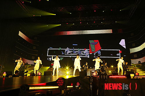 【도쿄=뉴시스】오제일 기자 = 그룹 '2PM'이 일본 팬들 앞에서 인기를 증명했다.&nbsp; 2PM이 21일 일본 도쿄돔에서 펼친 단독 콘서트 '레전드 오브 2PM(Legend of 2PM)'에는 5만5000명이 운집했다.&nbsp;&nbsp; 30여곡을 3시간30여분이라는 동안 선보였지만 지친 기색 하나 없이 '짐승돌'이라는 것을 증명했다. 자신들에게 '목표'이자 '꿈'이었던 '도쿄돔' 무대를 부지런히 뛰어다녔다.&nbsp; 무대를 가리고 있던 커다란 하얀 천막이 떨어지면서 포문이 열렸다. '더 레전드(The Legend)'로 공연을 본격적으로 시작한 2PM은 '마스커레이드'(Masquerade)'의 카리스마 있는 가면 댄스로 5만5000명 팬을 압도했다. '너에게 미쳤었다' '브레이크스루(Breakthrough)' '핫(HOT)'의 무대 뒤 암전된 도쿄돔은 팬들의 야광봉으로 빛났다.&nbsp; 이어 일본어로 본인들을 소개한 2PM은 현지팬들과 농담을 주고받는 등 능숙한 일본어를 뽐냈다. 팬들은 멤버 이름이 호명될 때마다 큰 함성으로 응원했고 2PM이 건네는 농담에 크게 웃었다.&nbsp; 타워레코드 역대 싱글 판매 1위를 기록한 '뷰티풀(Beautiful)' 무대에서는 의자를 넘어뜨리며 곧게 서는 퍼포먼스로 분위기를 끌어올렸다. '소 배드(So bad)'를 부를 때는 이동식 무대에 올라 팬들 가까이로 이동, 함성을 크게 들었다.&nbsp; 일본팬들은 '니가 밉다' '하트비트(Heartbeat)'등 한국에서 히트했던 곡들에 한국팬들과 마찬가지로 열광했다. '아윌 비 백(I'll be back)' 무대에서 20여명의 댄서들이 함께 무대에 올라 칼군무를 뽐내자 도쿄돔은 축제장과 다름 없었다.&nbsp; 멤버들은 2PM이 아닌 개인으로도 도쿄돔 무대를 채웠다. 우영은 지난해 발표한 솔로곡 '섹시 레이디(Sexy Lady)'로 분위기를 끌어올렸다. 택연은 초록색 인형 옷을 입고 무대에 올라 자작곡 '아이 러브 유, 유 러브 미'을 불렀다. 피아노 연주와 함께한 닉쿤의 자작곡 '렛 잇 래인(Let it rain)', 준케이의 자작곡 '트루 스왜그(TRUE SWAG)', 찬성의 '오(Oh), 준호의 '세이 예스(SAY YES)'도 큰 호응을 얻었다.&nbsp; 팬들은 2PM 만을 위해 특별 제작된 야광봉을 흔들며 답했다. 택연(초록), 준케이(핑크), 우영(파랑), 준호(노랑), 찬성(보라), 닉쿤(빨강) 등의 상징색이 섞여 공연장은 무지개 색으로 빛났다. 멤버들에 따라 색을 달리하던 야광봉은 발라드 곡에서 하얀색으로 변해 운치를 더했다.&nbsp; 공연의 대미는 일본 정규 2집 수록곡 '포레버(Forever)'가 장식했다. 팬들은 2PM에 질세라 '떼창'으로 도쿄돔을 달궜다. 2PM은 도쿄돔의 마지막 밤을 추억하며 눈시울을 붉혔다. 앙코르곡 '핸스 업'(HANDS UP)으로 도쿄돔의 불을 껐다.&nbsp; 모든 공연이 끝난 뒤에도 2PM은 도쿄돔을 쉽사리 뜨지 못했다. 특히 지난해 음주운전으로 물의를 빚었던 닉쿤은 "한국 팬여러분, 저 때문에 많이 힘들었겠지만, 저를 믿어주시고 아직도 사랑해주셔서 너무 감사하다. 이번 컴백을 통해서 한 번 멋지게 보여드리겠다"면서 눈물을 흘렸다.&nbsp; 이번 공연은 전날 같은 장소에서 한 차례 더 열렸다. 이틀간 총 11만명이 운집했다.&nbsp; 2011년 5월 일본에 정식 데뷔한 2PM은 현지에서 지금까지 5개의 싱글과 2개의 앨범을 발매했다. 일본의 초대형 돔구장으로 현지 가수들에게 꿈의 무대로 통하는 도쿄돔 무대에 2년 만에 서는 쾌거를 거뒀다. 지금까지 도쿄돔에서 단독 공연을 한 한국 팀은 '동방신기' 'JYJ' '슈퍼주니어' '빅뱅' '카라' 등이다.&nbsp; 한편, 2PM은 5월 정규 3집으로 국내 무대에 복귀한다.&nbsp; kafka@newsis.com