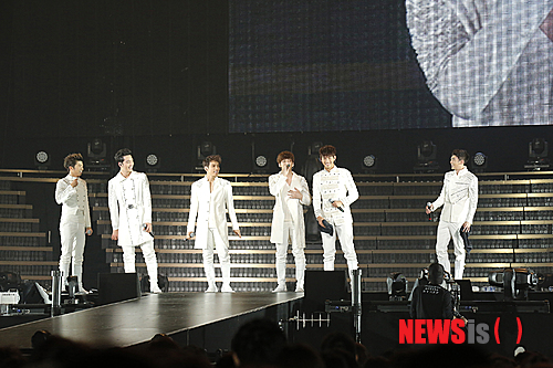 【도쿄=뉴시스】오제일 기자 = 그룹 '2PM'이 일본 팬들 앞에서 인기를 증명했다.&nbsp; 2PM이 21일 일본 도쿄돔에서 펼친 단독 콘서트 '레전드 오브 2PM(Legend of 2PM)'에는 5만5000명이 운집했다.&nbsp;&nbsp; 30여곡을 3시간30여분이라는 동안 선보였지만 지친 기색 하나 없이 '짐승돌'이라는 것을 증명했다. 자신들에게 '목표'이자 '꿈'이었던 '도쿄돔' 무대를 부지런히 뛰어다녔다.&nbsp; 무대를 가리고 있던 커다란 하얀 천막이 떨어지면서 포문이 열렸다. '더 레전드(The Legend)'로 공연을 본격적으로 시작한 2PM은 '마스커레이드'(Masquerade)'의 카리스마 있는 가면 댄스로 5만5000명 팬을 압도했다. '너에게 미쳤었다' '브레이크스루(Breakthrough)' '핫(HOT)'의 무대 뒤 암전된 도쿄돔은 팬들의 야광봉으로 빛났다.&nbsp; 이어 일본어로 본인들을 소개한 2PM은 현지팬들과 농담을 주고받는 등 능숙한 일본어를 뽐냈다. 팬들은 멤버 이름이 호명될 때마다 큰 함성으로 응원했고 2PM이 건네는 농담에 크게 웃었다.&nbsp; 타워레코드 역대 싱글 판매 1위를 기록한 '뷰티풀(Beautiful)' 무대에서는 의자를 넘어뜨리며 곧게 서는 퍼포먼스로 분위기를 끌어올렸다. '소 배드(So bad)'를 부를 때는 이동식 무대에 올라 팬들 가까이로 이동, 함성을 크게 들었다.&nbsp; 일본팬들은 '니가 밉다' '하트비트(Heartbeat)'등 한국에서 히트했던 곡들에 한국팬들과 마찬가지로 열광했다. '아윌 비 백(I'll be back)' 무대에서 20여명의 댄서들이 함께 무대에 올라 칼군무를 뽐내자 도쿄돔은 축제장과 다름 없었다.&nbsp; 멤버들은 2PM이 아닌 개인으로도 도쿄돔 무대를 채웠다. 우영은 지난해 발표한 솔로곡 '섹시 레이디(Sexy Lady)'로 분위기를 끌어올렸다. 택연은 초록색 인형 옷을 입고 무대에 올라 자작곡 '아이 러브 유, 유 러브 미'을 불렀다. 피아노 연주와 함께한 닉쿤의 자작곡 '렛 잇 래인(Let it rain)', 준케이의 자작곡 '트루 스왜그(TRUE SWAG)', 찬성의 '오(Oh), 준호의 '세이 예스(SAY YES)'도 큰 호응을 얻었다.&nbsp; 팬들은 2PM 만을 위해 특별 제작된 야광봉을 흔들며 답했다. 택연(초록), 준케이(핑크), 우영(파랑), 준호(노랑), 찬성(보라), 닉쿤(빨강) 등의 상징색이 섞여 공연장은 무지개 색으로 빛났다. 멤버들에 따라 색을 달리하던 야광봉은 발라드 곡에서 하얀색으로 변해 운치를 더했다.&nbsp; 공연의 대미는 일본 정규 2집 수록곡 '포레버(Forever)'가 장식했다. 팬들은 2PM에 질세라 '떼창'으로 도쿄돔을 달궜다. 2PM은 도쿄돔의 마지막 밤을 추억하며 눈시울을 붉혔다. 앙코르곡 '핸스 업'(HANDS UP)으로 도쿄돔의 불을 껐다.&nbsp; 모든 공연이 끝난 뒤에도 2PM은 도쿄돔을 쉽사리 뜨지 못했다. 특히 지난해 음주운전으로 물의를 빚었던 닉쿤은 "한국 팬여러분, 저 때문에 많이 힘들었겠지만, 저를 믿어주시고 아직도 사랑해주셔서 너무 감사하다. 이번 컴백을 통해서 한 번 멋지게 보여드리겠다"면서 눈물을 흘렸다.&nbsp; 이번 공연은 전날 같은 장소에서 한 차례 더 열렸다. 이틀간 총 11만명이 운집했다.&nbsp; 2011년 5월 일본에 정식 데뷔한 2PM은 현지에서 지금까지 5개의 싱글과 2개의 앨범을 발매했다. 일본의 초대형 돔구장으로 현지 가수들에게 꿈의 무대로 통하는 도쿄돔 무대에 2년 만에 서는 쾌거를 거뒀다. 지금까지 도쿄돔에서 단독 공연을 한 한국 팀은 '동방신기' 'JYJ' '슈퍼주니어' '빅뱅' '카라' 등이다.&nbsp; 한편, 2PM은 5월 정규 3집으로 국내 무대에 복귀한다.&nbsp; kafka@newsis.com