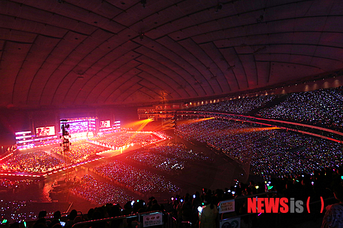 【도쿄=뉴시스】오제일 기자 = 그룹 '2PM'이 일본 팬들 앞에서 인기를 증명했다.&nbsp; 2PM이 21일 일본 도쿄돔에서 펼친 단독 콘서트 '레전드 오브 2PM(Legend of 2PM)'에는 5만5000명이 운집했다.&nbsp;&nbsp; 30여곡을 3시간30여분이라는 동안 선보였지만 지친 기색 하나 없이 '짐승돌'이라는 것을 증명했다. 자신들에게 '목표'이자 '꿈'이었던 '도쿄돔' 무대를 부지런히 뛰어다녔다.&nbsp; 무대를 가리고 있던 커다란 하얀 천막이 떨어지면서 포문이 열렸다. '더 레전드(The Legend)'로 공연을 본격적으로 시작한 2PM은 '마스커레이드'(Masquerade)'의 카리스마 있는 가면 댄스로 5만5000명 팬을 압도했다. '너에게 미쳤었다' '브레이크스루(Breakthrough)' '핫(HOT)'의 무대 뒤 암전된 도쿄돔은 팬들의 야광봉으로 빛났다.&nbsp; 이어 일본어로 본인들을 소개한 2PM은 현지팬들과 농담을 주고받는 등 능숙한 일본어를 뽐냈다. 팬들은 멤버 이름이 호명될 때마다 큰 함성으로 응원했고 2PM이 건네는 농담에 크게 웃었다.&nbsp; 타워레코드 역대 싱글 판매 1위를 기록한 '뷰티풀(Beautiful)' 무대에서는 의자를 넘어뜨리며 곧게 서는 퍼포먼스로 분위기를 끌어올렸다. '소 배드(So bad)'를 부를 때는 이동식 무대에 올라 팬들 가까이로 이동, 함성을 크게 들었다.&nbsp; 일본팬들은 '니가 밉다' '하트비트(Heartbeat)'등 한국에서 히트했던 곡들에 한국팬들과 마찬가지로 열광했다. '아윌 비 백(I'll be back)' 무대에서 20여명의 댄서들이 함께 무대에 올라 칼군무를 뽐내자 도쿄돔은 축제장과 다름 없었다.&nbsp; 멤버들은 2PM이 아닌 개인으로도 도쿄돔 무대를 채웠다. 우영은 지난해 발표한 솔로곡 '섹시 레이디(Sexy Lady)'로 분위기를 끌어올렸다. 택연은 초록색 인형 옷을 입고 무대에 올라 자작곡 '아이 러브 유, 유 러브 미'을 불렀다. 피아노 연주와 함께한 닉쿤의 자작곡 '렛 잇 래인(Let it rain)', 준케이의 자작곡 '트루 스왜그(TRUE SWAG)', 찬성의 '오(Oh), 준호의 '세이 예스(SAY YES)'도 큰 호응을 얻었다.&nbsp; 팬들은 2PM 만을 위해 특별 제작된 야광봉을 흔들며 답했다. 택연(초록), 준케이(핑크), 우영(파랑), 준호(노랑), 찬성(보라), 닉쿤(빨강) 등의 상징색이 섞여 공연장은 무지개 색으로 빛났다. 멤버들에 따라 색을 달리하던 야광봉은 발라드 곡에서 하얀색으로 변해 운치를 더했다.&nbsp; 공연의 대미는 일본 정규 2집 수록곡 '포레버(Forever)'가 장식했다. 팬들은 2PM에 질세라 '떼창'으로 도쿄돔을 달궜다. 2PM은 도쿄돔의 마지막 밤을 추억하며 눈시울을 붉혔다. 앙코르곡 '핸스 업'(HANDS UP)으로 도쿄돔의 불을 껐다.&nbsp; 모든 공연이 끝난 뒤에도 2PM은 도쿄돔을 쉽사리 뜨지 못했다. 특히 지난해 음주운전으로 물의를 빚었던 닉쿤은 "한국 팬여러분, 저 때문에 많이 힘들었겠지만, 저를 믿어주시고 아직도 사랑해주셔서 너무 감사하다. 이번 컴백을 통해서 한 번 멋지게 보여드리겠다"면서 눈물을 흘렸다.&nbsp; 이번 공연은 전날 같은 장소에서 한 차례 더 열렸다. 이틀간 총 11만명이 운집했다.&nbsp; 2011년 5월 일본에 정식 데뷔한 2PM은 현지에서 지금까지 5개의 싱글과 2개의 앨범을 발매했다. 일본의 초대형 돔구장으로 현지 가수들에게 꿈의 무대로 통하는 도쿄돔 무대에 2년 만에 서는 쾌거를 거뒀다. 지금까지 도쿄돔에서 단독 공연을 한 한국 팀은 '동방신기' 'JYJ' '슈퍼주니어' '빅뱅' '카라' 등이다.&nbsp; 한편, 2PM은 5월 정규 3집으로 국내 무대에 복귀한다.&nbsp; kafka@newsis.com