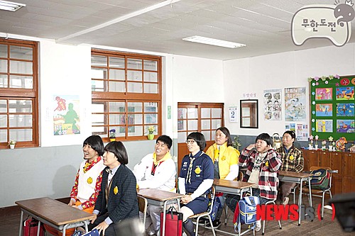 【서울=뉴시스】유상우 기자 = MBC TV 예능프로그램 ‘무한도전’이 방송 8주년을 맞이했다. ‘무한도전’은 2005년 4월23일 예능프로그램 ‘토요일’의 한 코너 ‘무모한 도전’으로 출발했다. 당시 ‘소방차 사이렌 대 인간 목소리’ ‘지하철 대 인간 달리기’ 등 시청자가 제안한 특이한 대결로 주목받았다. 이후 ‘강력추천 토요일’의 ‘무리한 도전’과 ‘무한도전-퀴즈의 달인’ 코너를 거쳐 2006년 5월6일 현재의 ‘무한도전’으로 단독 편성됐다. ‘무한도전’의 인기 요인으로는 다양하고 획기적인 아이템의 힘이 손꼽힌다. ‘봅슬레이’ ‘레슬링’ ‘조정’ 특집 등 장기 기획프로젝트를 비롯해 유재석을 주축으로 한 출연진이 노래, 콩트, 추격전 등 각종 미션에 도전하며 참신함을 잃지 않았다. 환경 문제를 꼬집은 ‘나비효과 특집’, 강렬한 메시지를 전한 ‘독도 특집’ 등 농도 짙은 풍자에도 거리낌이 없었다. 남녀노소를 막론하고 두터운 팬층의 ‘무도빠’도 양산했다. 유재석, 노홍철, 정형돈 등 원년멤버를 주축으로 한 출연진의 자부심과 책임감도 무시할 수 없다. 여기에 이들의 캐릭터를 구체화한 자막 등 제작진의 편집도 한몫했다. 김태호 PD는 “시청자만 보고 간다”고 밝혔다. “긴 시간 크고 작은 어려움에 맞닥뜨리며 단단한 내성이 생겼다. 앞으로도 ‘시청률에 좌지우지되기보다는 만족스러운 작품을 만들자’는 초심을 잃지 않겠다”며 “완성도와 효율성을 고려한 최선의 아이템, 관록을 살린 연속성 있는 이야기로 시청자들에게 진정한 웃음을 줄 수 있도록 하겠다”고 다짐했다. ‘무한도전’은 27일 ‘무한상사 창사 8주년 기념 뮤지컬 특집’을 내보낸다. swryu@newsis.com