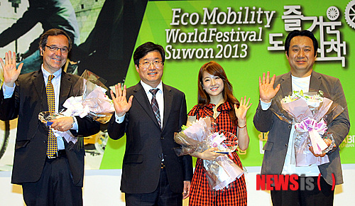 【수원=뉴시스】강종민 기자 = 23일 경기 수원시청에서 열린 '생태교통 수원 2013' 조직위원회 출범식에서 홍보대사로 위촉된 영화배우 박보영, 방송인 박철, 김 페나로사 8-80cities 사무총장이 염태영 수원시장과 손을 흔들고 있다. 생태교통 수원 2013은 화석연료가 고갈된 상황을 가정하고 올 9월 한 달 동안 수원 행궁동 주민들이 자동차 등 화석연료를 쓰는 교통수단을 쓰지 않고 생활하는 프로젝트다. ppkjm@newsis.com 