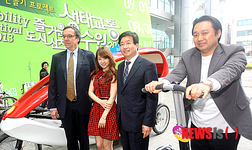 【수원=뉴시스】강종민 기자 = 23일 경기 수원시청에서 열린 '생태교통 수원 2013' 조직위원회 출범식에서 홍보대사로 위촉된 영화배우 박보영, 방송인 박철, 김 페나로사 8-80cities 사무총장이 염태영 수원시장과 기념촬영을 하고 있다. 생태교통 수원 2013은 화석연료가 고갈된 상황을 가정하고 올 9월 한 달 동안 수원 행궁동 주민들이 자동차 등 화석연료를 쓰는 교통수단을 쓰지 않고 생활하는 프로젝트다. ppkjm@newsis.com 