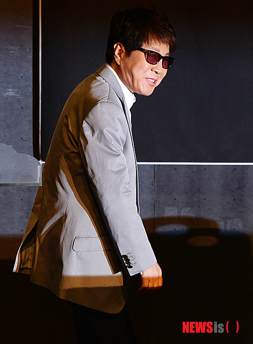 【서울=뉴시스】박문호 기자 = 10년 만에 새로운 앨범 '헬로(Hello)'를 발표한 가수 조용필이 23일 오후 서울 송파구 방이동 올림픽홀에서 열린 기자회견에 입장하고 있다.&nbsp; go2@newsis.com