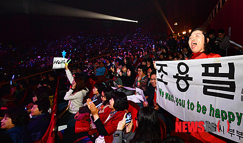 【서울=뉴시스】박문호 기자 = 10년 만에 새로운 앨범 '헬로(Hello)'를 발표한 가수 조용필의 쇼케이스가 23일 오후 서울 송파구 방이동 올림픽홀에서 열린 가운데 공연장을 찾은 팬이 환호하고 있다.&nbsp; 가수 조용필은 오는 5월31일부터 6월2일까지 서울 올림픽공원 체조경기장에서 단독 콘서트를 열고 전국 투어에 나선다.&nbsp; go2@newsis.com