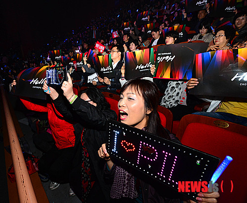 【서울=뉴시스】박문호 기자 = 10년 만에 새로운 앨범 '헬로(Hello)'를 발표한 가수 조용필의 쇼케이스가 23일 오후 서울 송파구 방이동 올림픽홀에서 열린 가운데 공연장을 찾은 팬들이 환호하고 있다.&nbsp; 가수 조용필은 오는 5월31일부터 6월2일까지 서울 올림픽공원 체조경기장에서 단독 콘서트를 열고 전국 투어에 나선다.&nbsp; go2@newsis.com