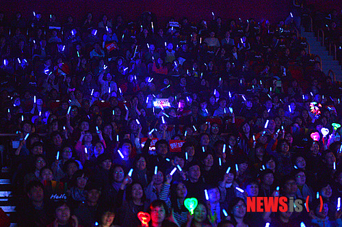 【서울=뉴시스】박문호 기자 = 10년 만에 새로운 앨범 '헬로(Hello)'를 발표한 가수 조용필의 쇼케이스가 23일 오후 서울 송파구 방이동 올림픽홀에서 열린 가운데 공연장을 찾은 팬들이 환호하고 있다.&nbsp; 가수 조용필은 오는 5월31일부터 6월2일까지 서울 올림픽공원 체조경기장에서 단독 콘서트를 열고 전국 투어에 나선다.&nbsp; go2@newsis.com