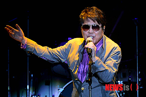 【서울=뉴시스】박문호 기자 = 10년 만에 새로운 앨범 19집 '헬로(Hello)'를 발표한 가수 조용필이 23일 오후 서울 송파구 방이동 올림픽홀에서 열린 쇼케이스에서 열창하고 있다.&nbsp;&nbsp; go2@newsis.com