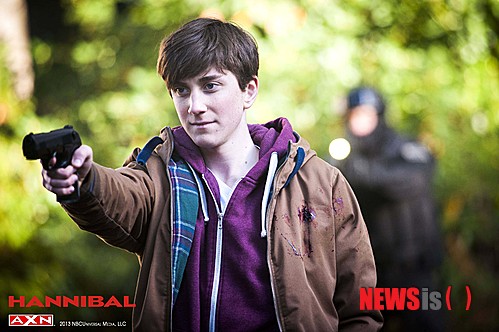 【서울=뉴시스】김정환 기자 = 총 13부작 중 가장 충격적인 미국 TV드라마 ‘한니발’의 에피소드 4회분(부제 ‘달걀요리: 길 잃은 아이들, 원제 Oeuf)이 방송된다.&nbsp; 일가족 총기살인에 얽힌 어린이들의 잔인한 비밀을 배경으로 FBI의 천재 프로파일러 ‘윌 그레이엄’(휴 댄시)과 희대의 살인마 ‘한니발 렉터 박사’(매즈 미켈슨)의 심리전쟁을 그린다.&nbsp; 미국 NBC는 보스턴 테러와 총기 난사 등 일련의 사건으로 인한 사회적 충격을 최소화하기 위해 총기 사건을 다룬 제4회 에피소드의 방송 미공개 결정을 내렸다. 세계 AXN 네트워크는 해당 에피소드를 각국 상황에 맞춰 공개하기로 방침을 정했으며, 한국 방송권을 가진 글로벌 미드 채널 AXN(www.axntv.co.kr)은 전체 시리즈의 연속성 등을 감안해 공개를 결정했다. 27일 밤 10시부터 3~4회를 연속 방송한다.&nbsp;&nbsp; ‘한니발’은 세계 AXN 네트워크가 제작 투자한 AXN 오리지널 시리즈다. 토머스 해리스(73)의 동명 베스트셀러 소설을 원작으로 제작자 브라인 풀러, 할리우드 판타지 멜로 ‘이클립스’를 연출한 데이비드 슬레이드(44) 감독이 연출한다. 덴마크 영화 ‘더 헌트’(토머스 빈터베르그)의 매즈 미켈슨(48), 영국 출신 할리우드 스타 휴 댄시(38) 등이 주연해 앞서 원작 소설을 바탕으로 제작된 할리우드 영화들과 또 다른 몽환적이고도 스타일리시한 시리즈로 재창조했다.&nbsp; 4월 초부터 80개국 18개 언어로 방송 중이다. 올해 미드 최대 기대작답게 4일 국내 첫 방송 전부터 포털사이트에서 해외 드라마 시리즈 검색어 1위를 연일 차지하며 주목 받았다. 특히 4회분 에피소드가 미국에서 미공개 결정이 내려지면서 국내 방송 여부가 관심사로 떠올랐다.&nbsp; 본 방송 이후에는 씨앤앰 유료 VDO에서 볼 수 있다.&nbsp; ace@newsis.com