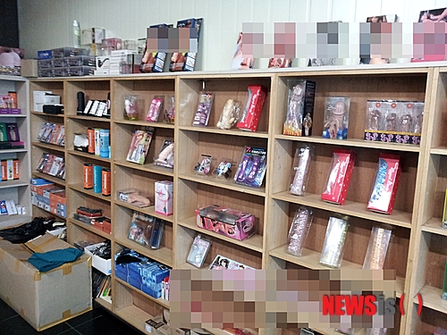 【청주=뉴시스】엄기찬 기자 = 충북경찰청 풍속단속팀은 24일 주택가에 성인용품점을 차려 놓고 음란 영상물 등을 판매한 김모(66)씨 등 업주 16명과 종업원 2명을 풍속영업의 규제에 관한 법률 위반 혐의로 불구속 입건했다. 경찰이 단속한 청주의 한 성인용품점에 음란물 등이 진열돼 있다. (사진=충북경찰청 제공)&nbsp; photo@newsis.com