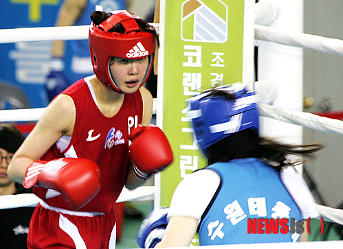 【충주=뉴시스】이병찬 기자 = 24일 오후 충북 충주체육관에서 열린 2013복싱국가대표 48kg급 결승전에서 여배우 복서 이시영(31·인천시청·왼쪽)선수가 김다솜(수원태풍체)선수를 맞아 분전하고 있다. 이시영은 김다솜을 22대20으로 판정승 국가대표가 됐다. photo@newsis.com